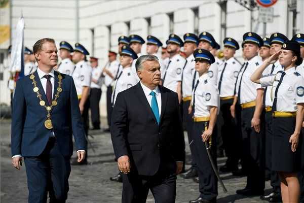 Orbán: Magyarországon sosem fogják magukra hagyni az egyenruhásokat