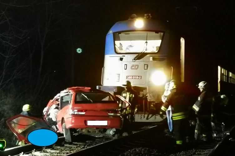 Vonat ütközött autóval Vácnál, ketten meghaltak