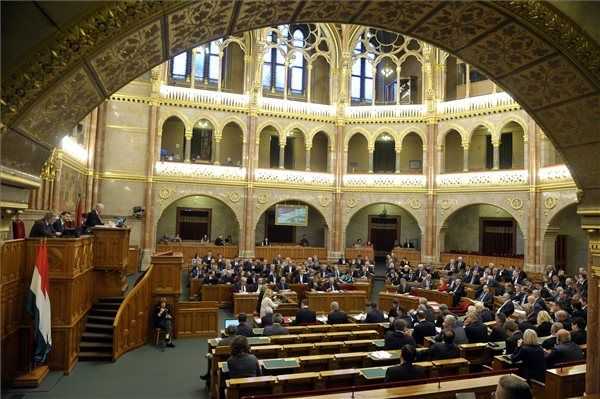 Társadalombiztosítási és versenyképességi javaslatokról tárgyalnak a képviselők