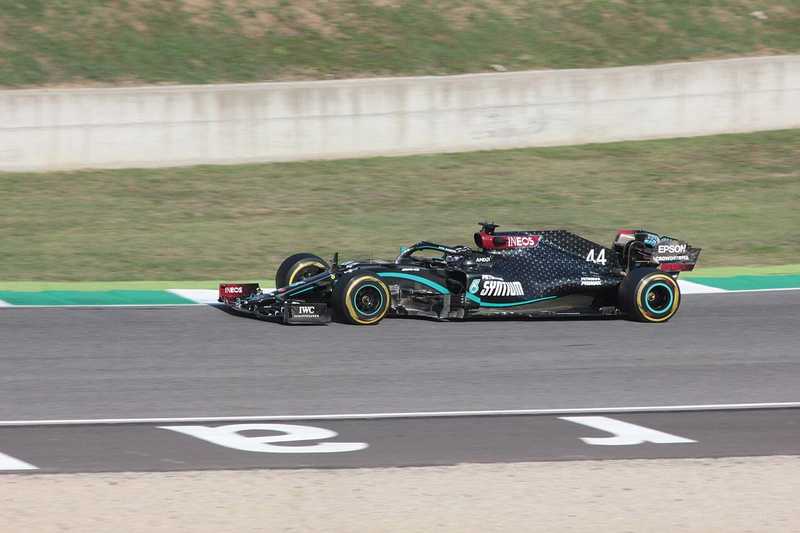 Hamilton beérte Schumachert, és növelte az előnyét