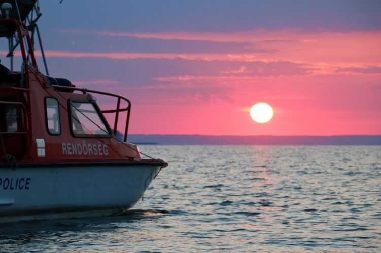 A Balatonból mentettek ki egy vízbe esett férfit