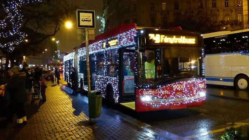 A kivilágított trolira mászott, és a tetején utazott egy fiatal 