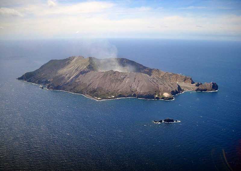 Búvárokkal keresik az új-zélandi vulkánkitörés áldozatait