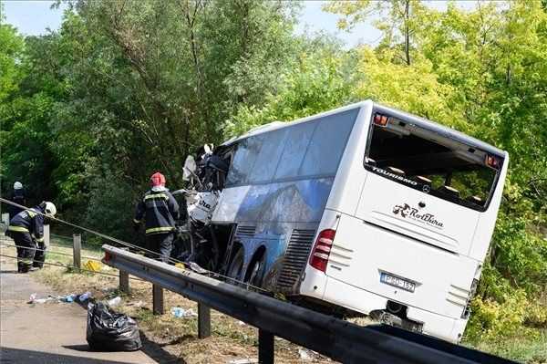 Hét nő és egy férfi halt meg a vasárnapi buszbalesetben 