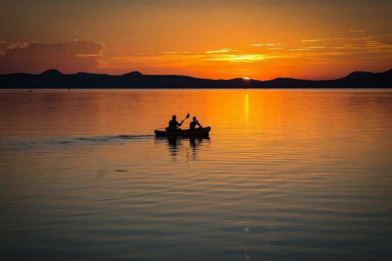 Egyre több a turista a Balatonnál, már készülnek a vízimentők is