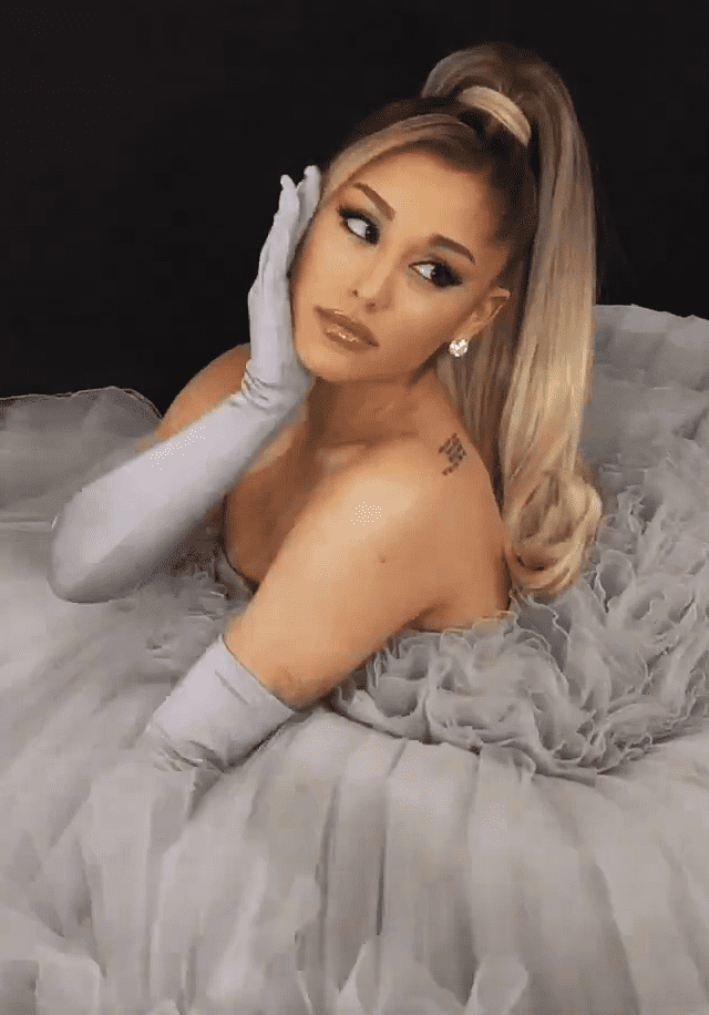 Ariana Grande bejelentette, hogy eljegyezte őt barátja