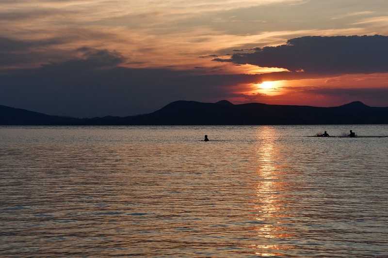 Vízbe fulladt két gyermek a Balatonban  