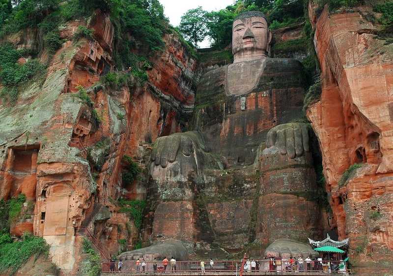 A kínai áradások nyomán már a leshani óriás Buddha lábait mossa a víz