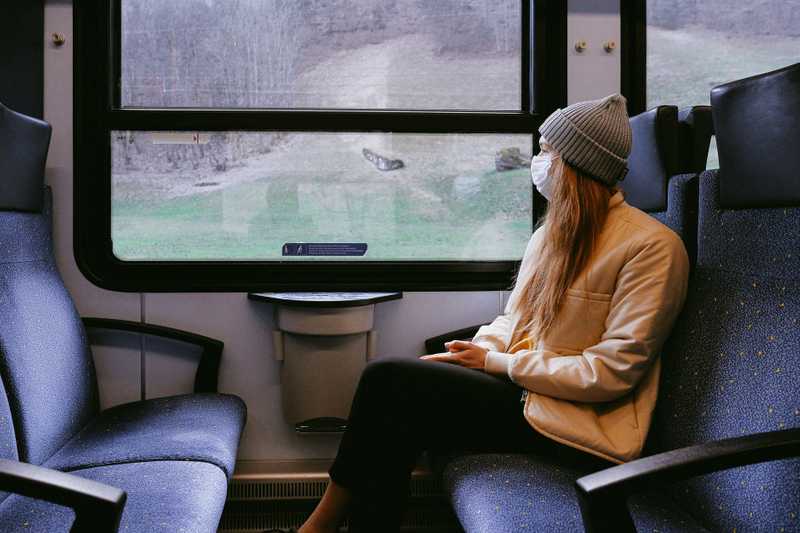 Egyre kevésbé hordják a maszkot az emberek a vonatokon