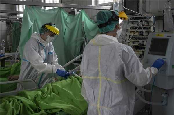 Meghalt 12 beteg és 3065-re emelkedett a fertőzöttek száma Magyarországon