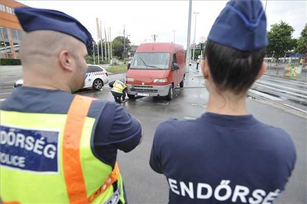 Három gyalogost ütött el egy autó Budapesten