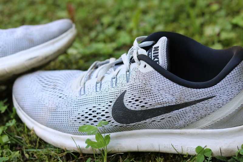 437 500 dollárt fizetett valaki egy pár ritka Nike cipőért