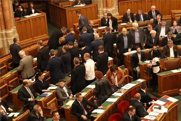 Szigorúbban büntethetők a fegyelmi szabályokat megsértő parlamenti képviselők