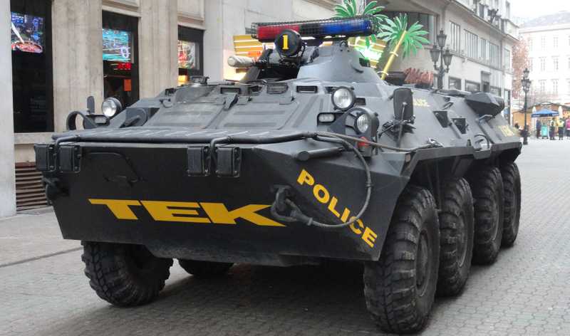 TEK-es járművek jelentek meg az osztrák határnál a bécsi terrortámadást követően