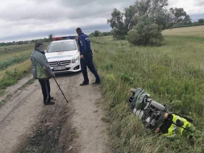 Bajba jutott idős férfin segítettek a rendőrök