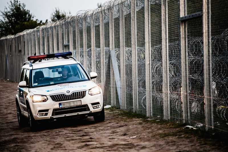 Téglával dobálták a magyar rendőröket a migránsok a szerb-magyar határnál