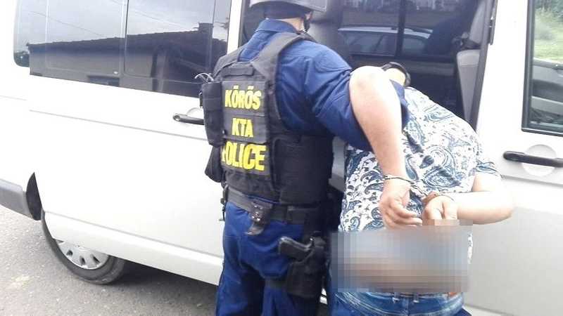 Emberkereskedelem és prostitúcióra kényszerítés miatt vettek őrizetbe egy családot