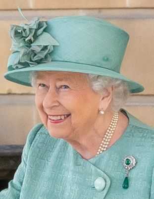 A koronavírus miatti korlátozások bevezetése óta először látták kint a brit királynőt
