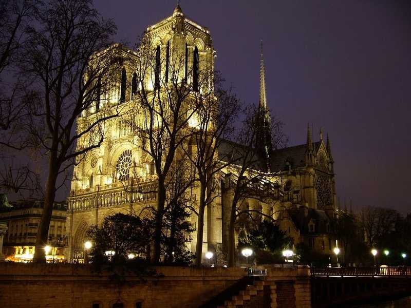 Tűz pusztított a párizsi Notre-Dame székesegyházban