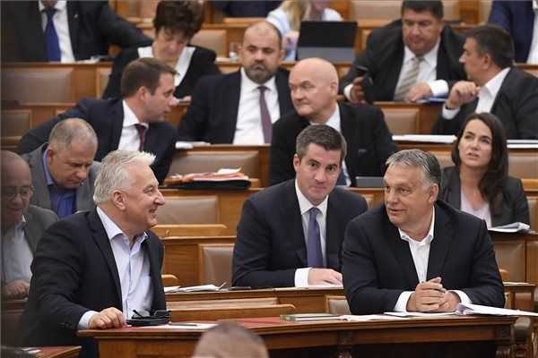 Orbán: Magyarország nem enged be nem uniós polgárokat