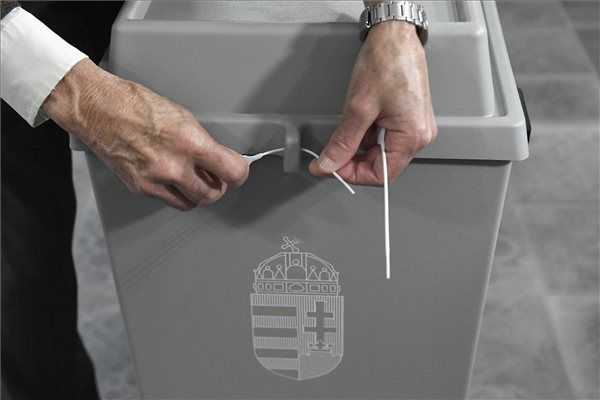 Két vagy három szavazólapot kapnak a választók