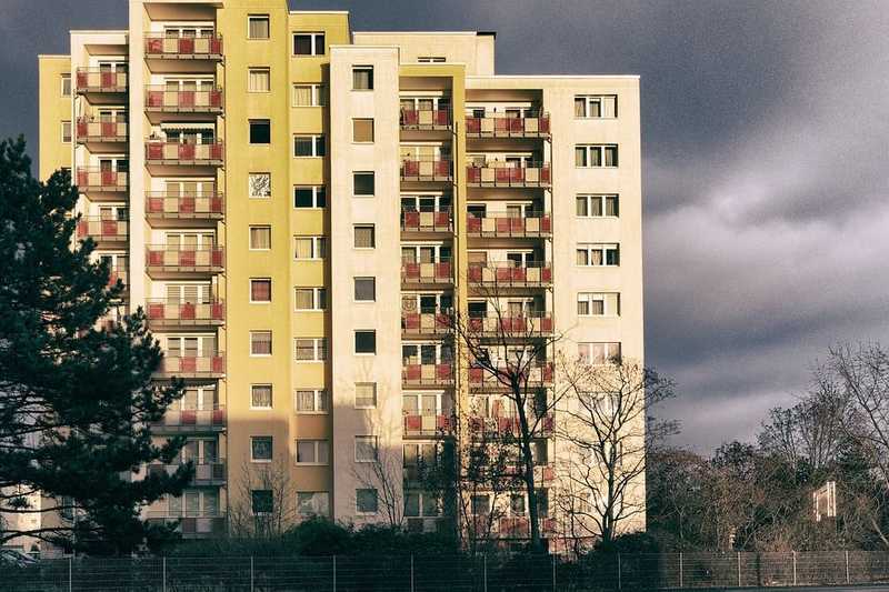 Gyanús halálesetek miatt ragasztottak ki üzenetet óbudai panelházakban 