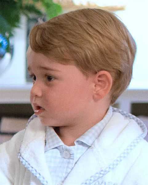 Hat éves lett György herceg