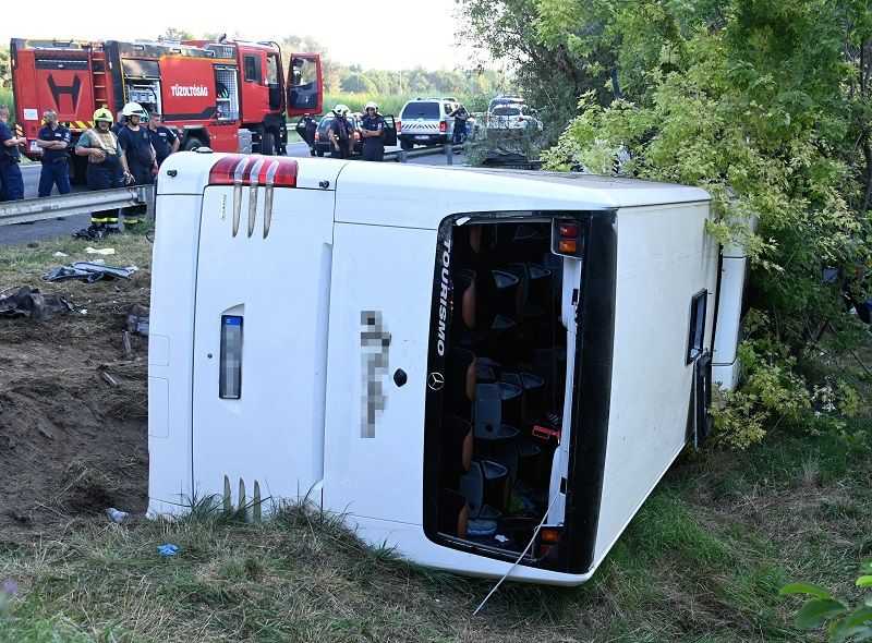 Nyolcan meghaltak a Szabadbattyánnál árokba borult buszban