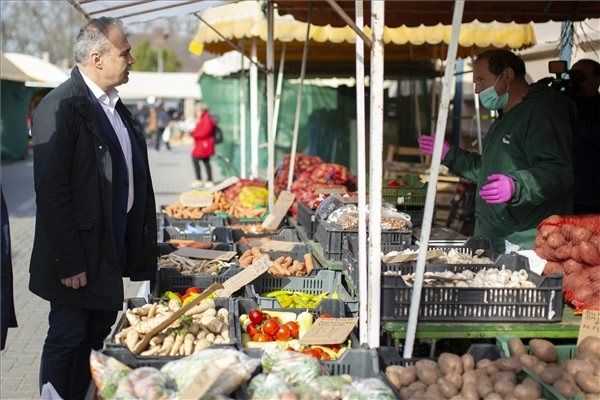 Az agrárminiszter javasolja, a szabályok szigorú betartása mellett nyissák ki a piacokat