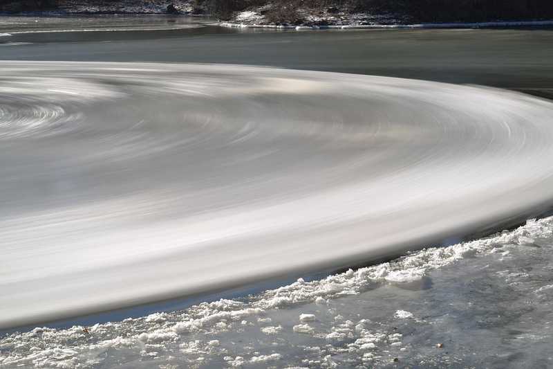 Rendkívül látványos jégkorong alakult ki egy amerikai folyó felszínén (Videóval!)