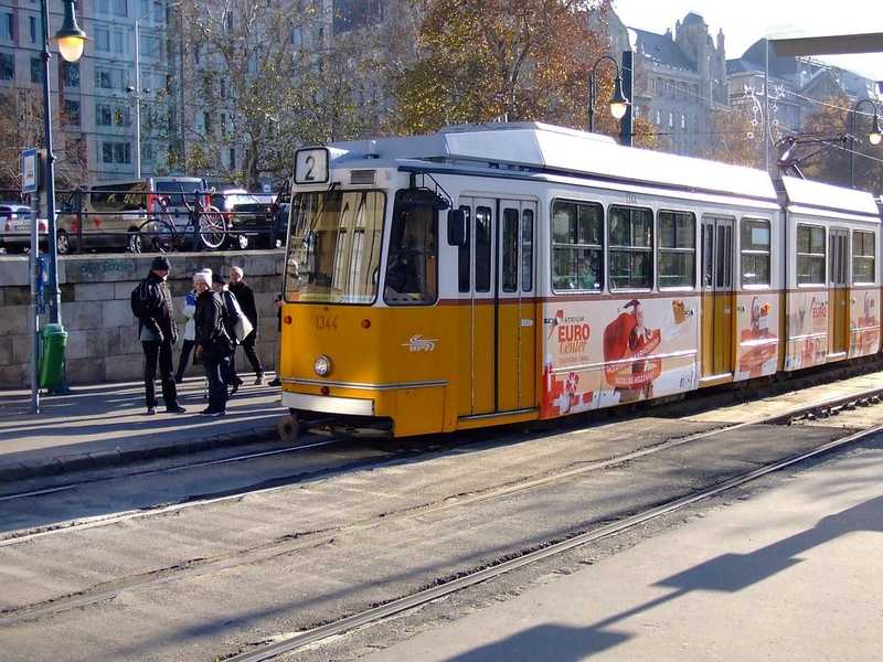 Elfogták a férfit, aki egy idős embert késelt meg az 1-es villamoson