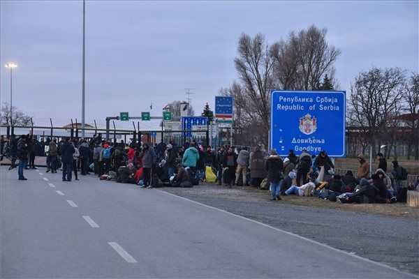 Elérte a migránsmenet a magyar határt
